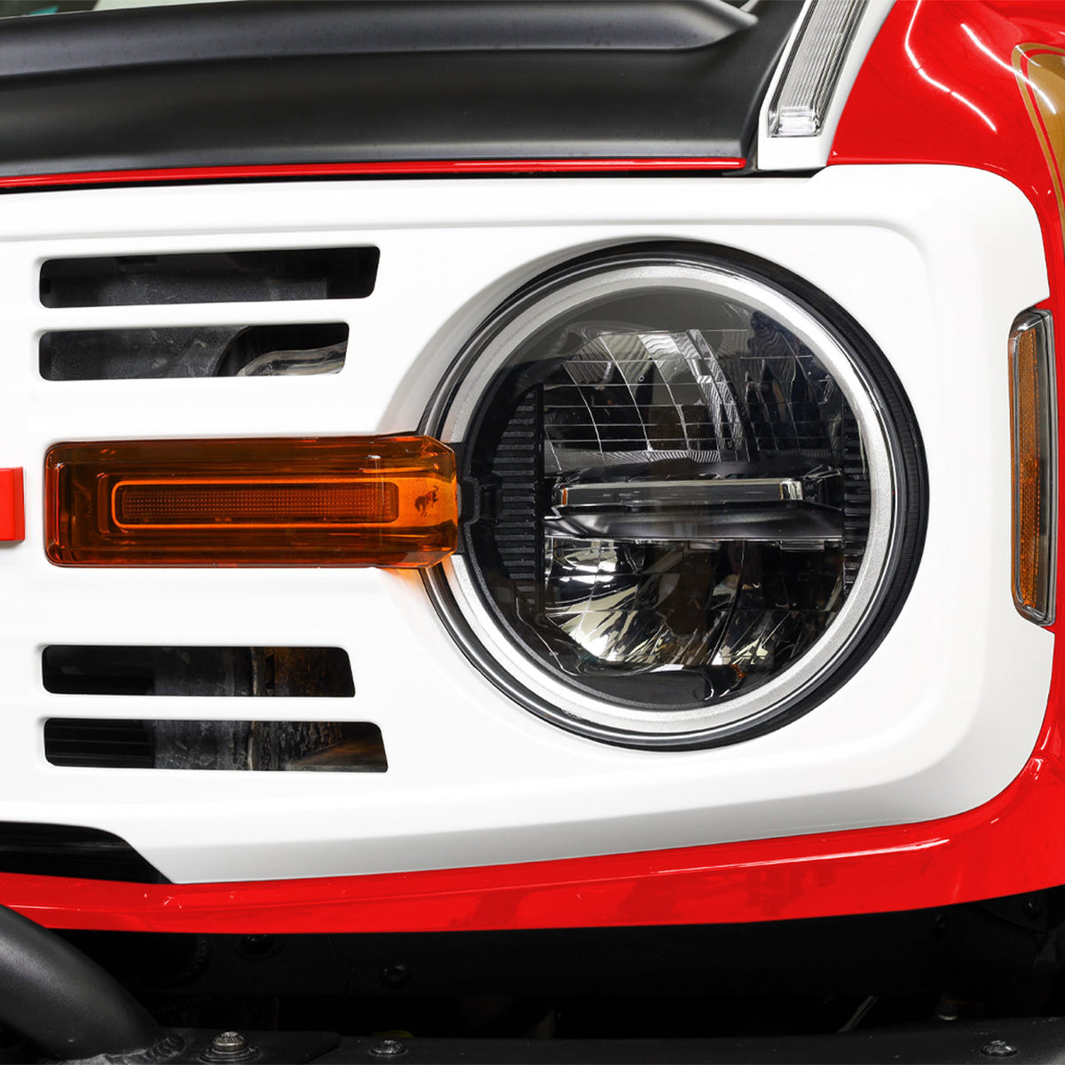 IAG I-Line Vintage Grille Gloss White with Red Lettering 21+ Ford Bronco - IAG-BDY-F3140 for 2021-2026 Ford Bronco - detail v
