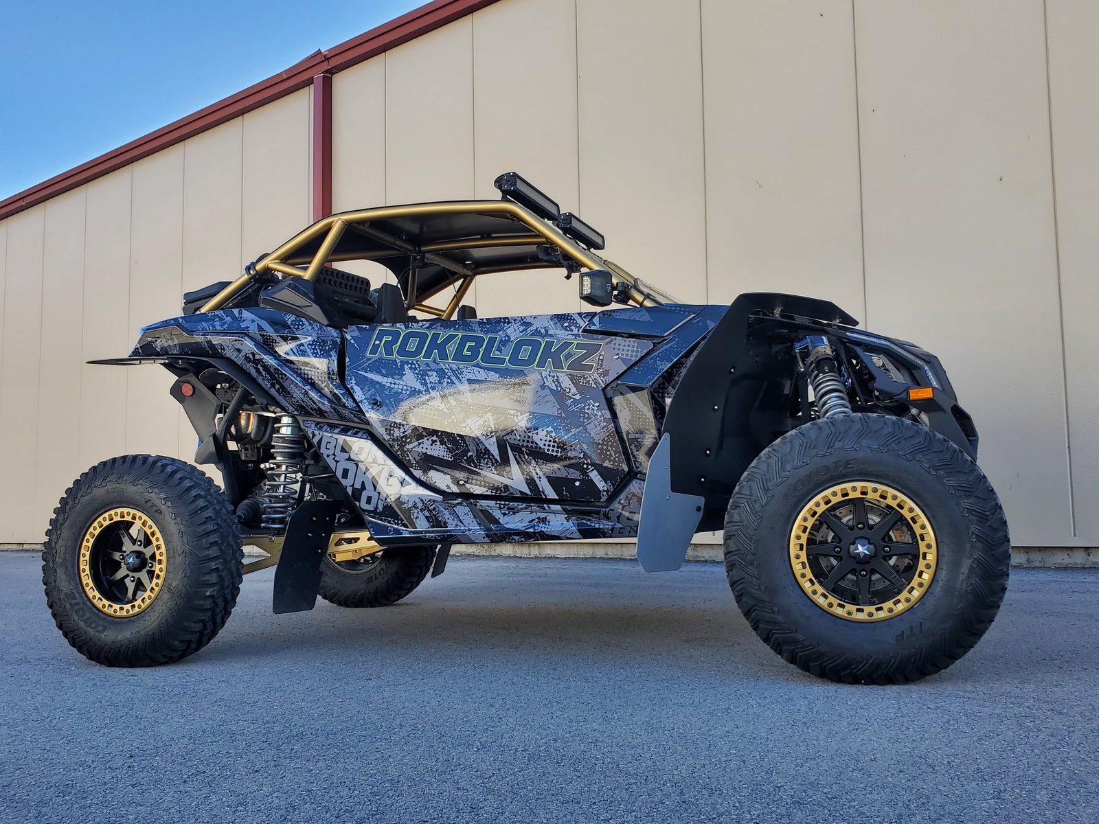 2017 Can-Am Maverick X3 Featuring Rokblokz 72" Fenders with Gray accents