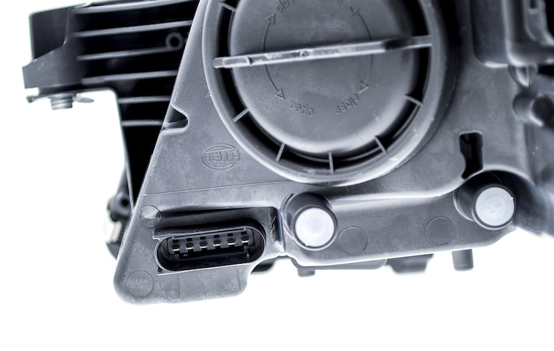 Hella 2006-2011 Mercedes-Benz CLS500 Halogen Headlight Assembly - 008821061