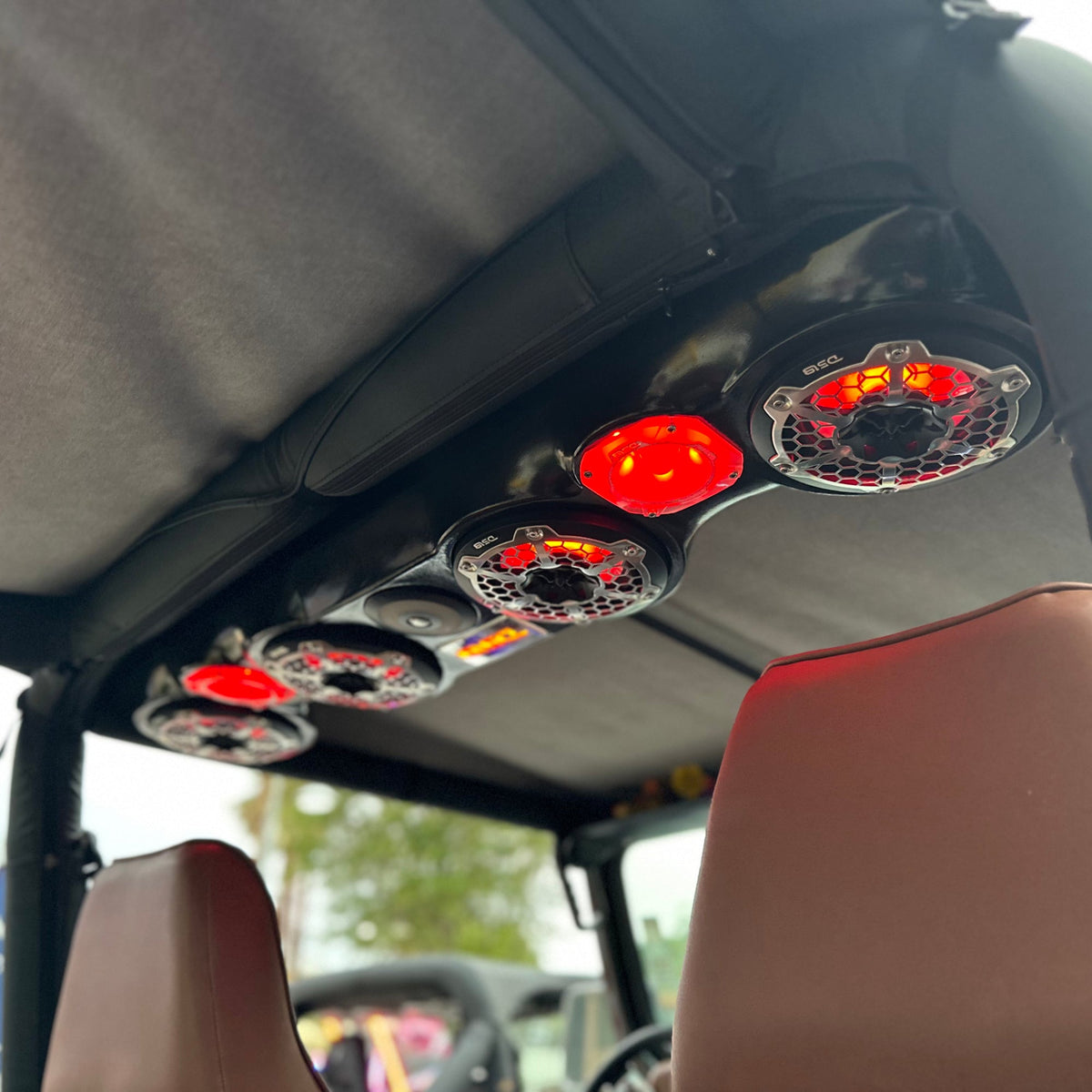 DS18 97-06 Jeep TJ Soundbar w/1 TJ-SBAR/BK/2 NXL-6M/WH/1 LC-RGB/1 AMPKIT4/1 NXL-X600.4D/2 PRO-TW3L - TJCOMBO/WH - angle view