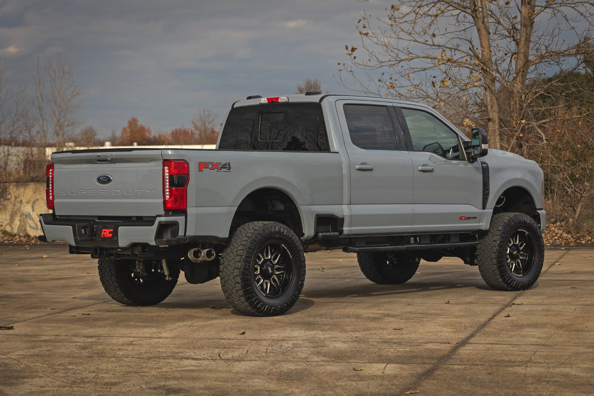 Rough Country - 4.5 Inch Lift Kit - Radius Arm - V2 - Diesel - Ford F-250/F-350 Super Duty (23-25) - 400357 by Rough Country 
