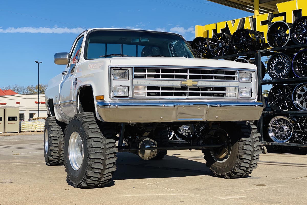 Rough Country - 6 Inch Lift Kit - 56 Inch Rear Springs - Chevy/GMC C10/K10 Truck & SUV/K5 Blazer (77-87) - 21430 for 1977-198